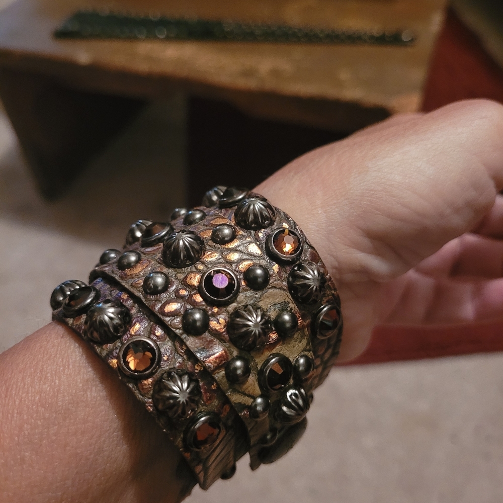 Leather Bracket - Picture 2 of 7